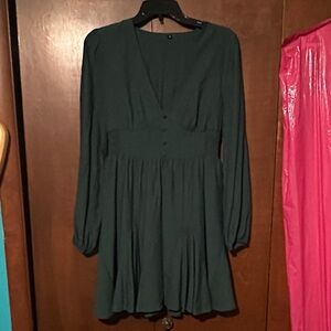 Elegant Green Long-Sleeve Dress